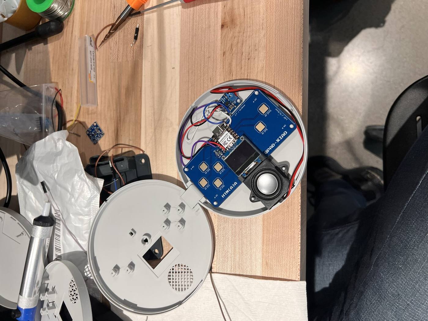 Fitting the amplifier and spaker in the new case design