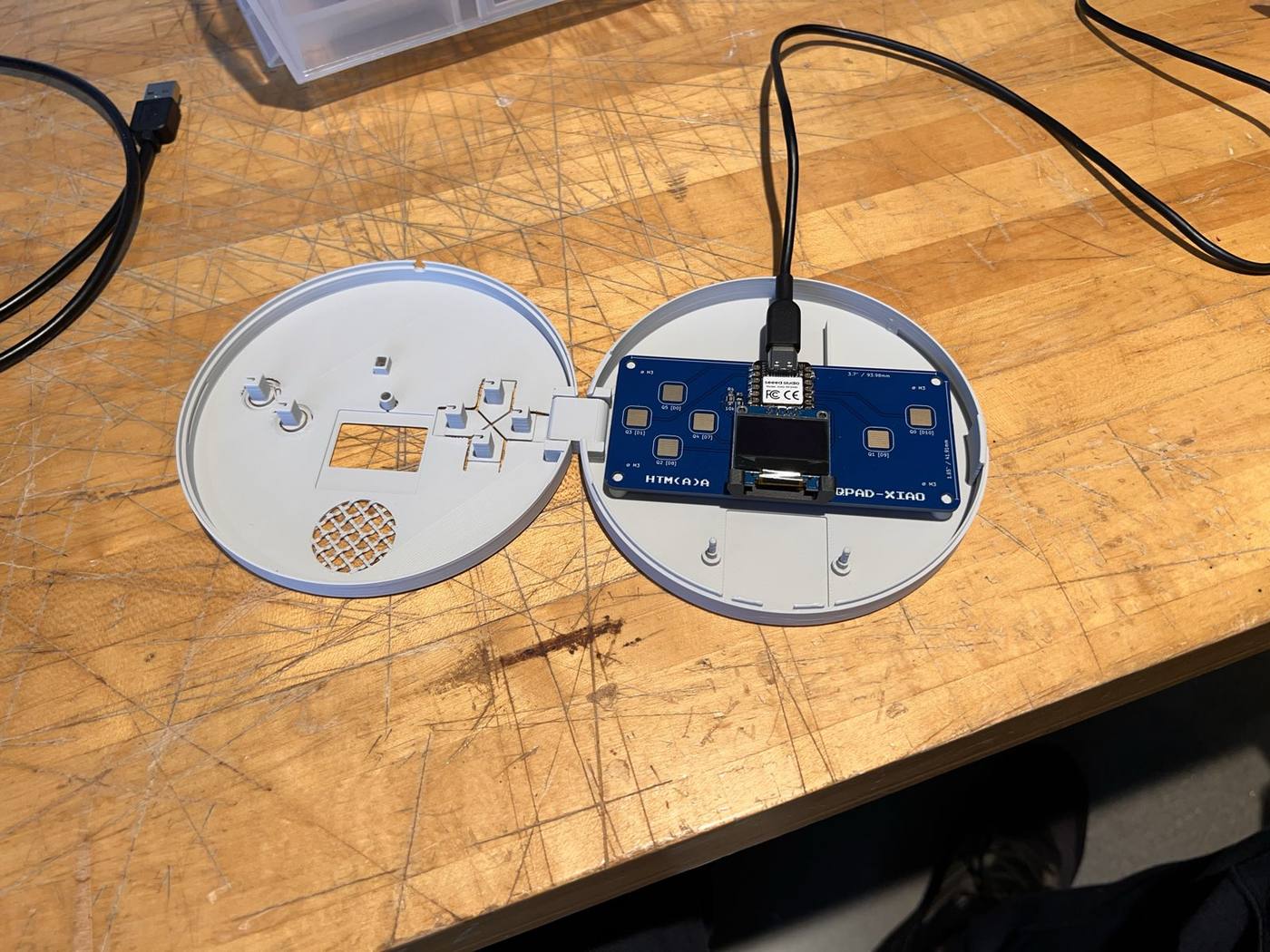 The full case with the QPAD-xiao board placed in the printed base