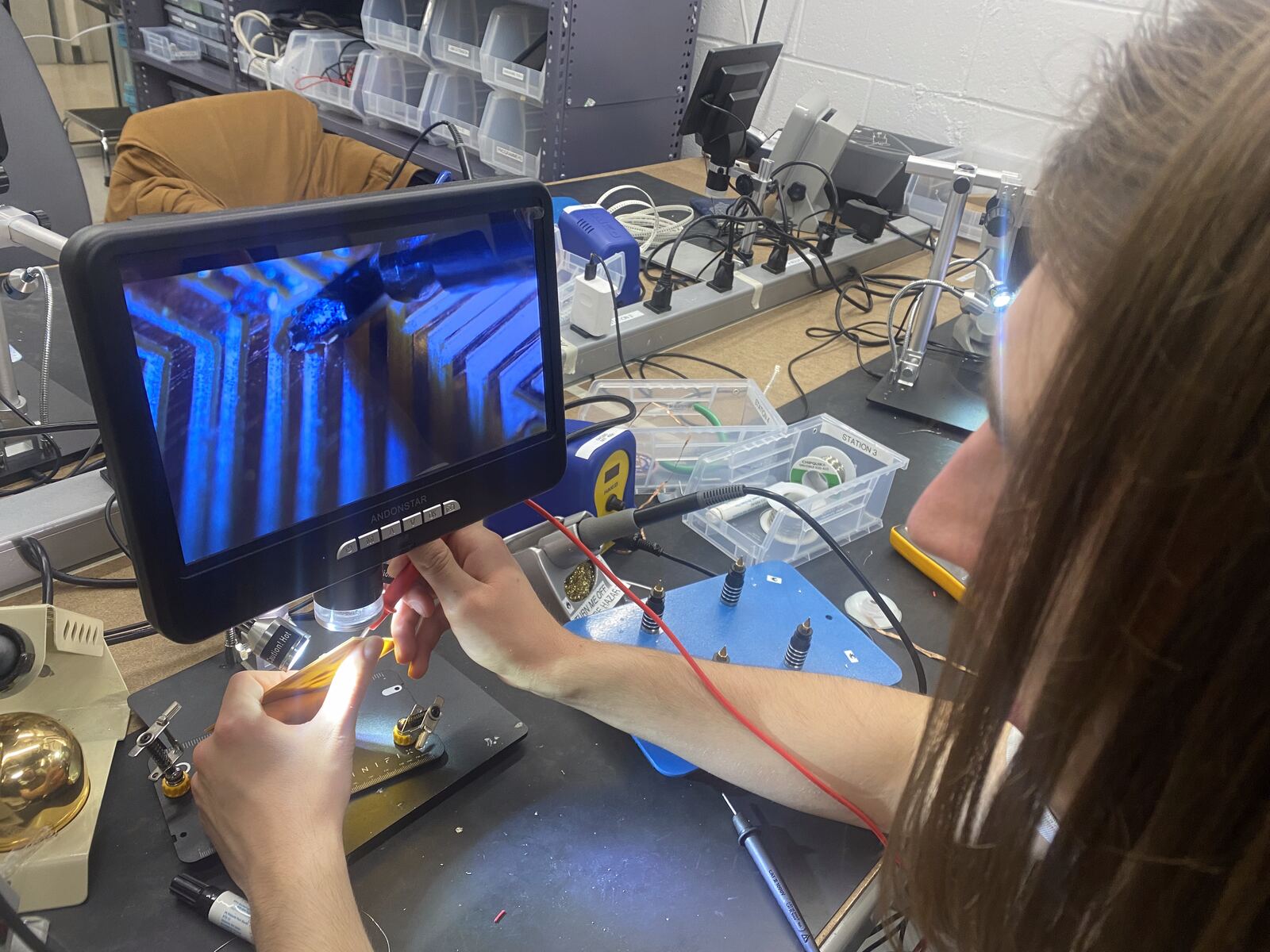 Soldering under the magnifier screen